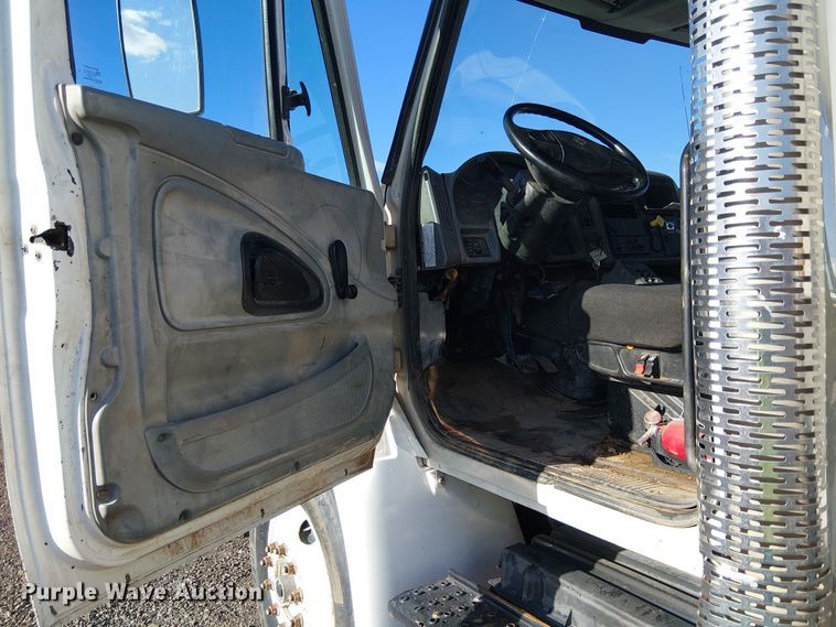 image for item EE5179 2006 International 4400 water truck