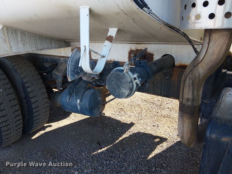 image for item EE5181 1999 Sterling L7501 water truck