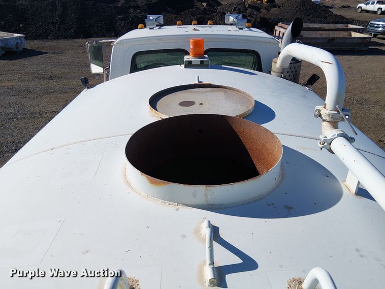 image for item EE5181 1999 Sterling L7501 water truck