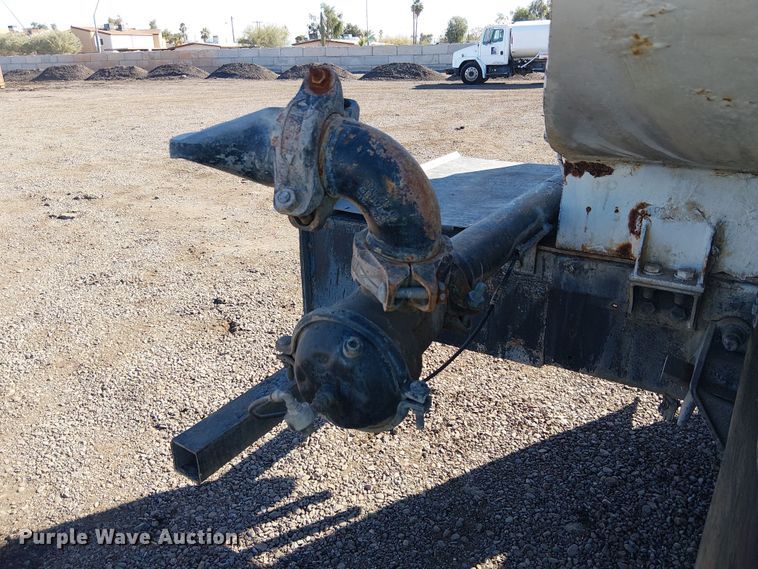 image for item EE5182 2000 Sterling L7500 water truck