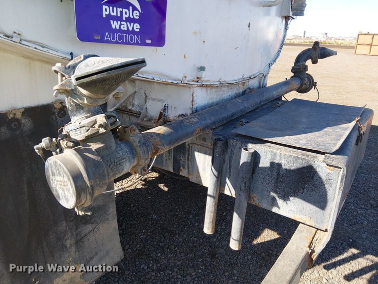 image for item EE5182 2000 Sterling L7500 water truck