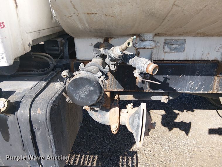 image for item EE5182 2000 Sterling L7500 water truck