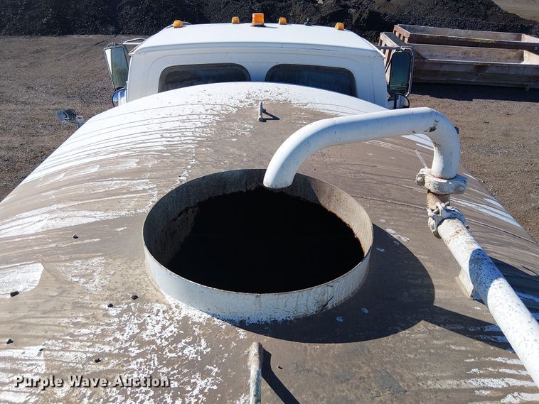 image for item EE5182 2000 Sterling L7500 water truck