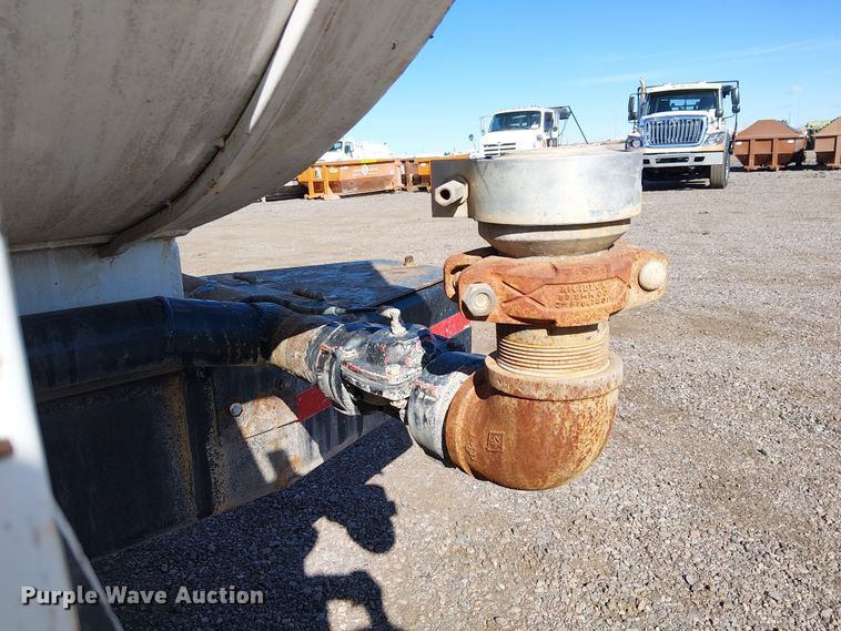 image for item EE5183 2005 Sterling L8500 water truck