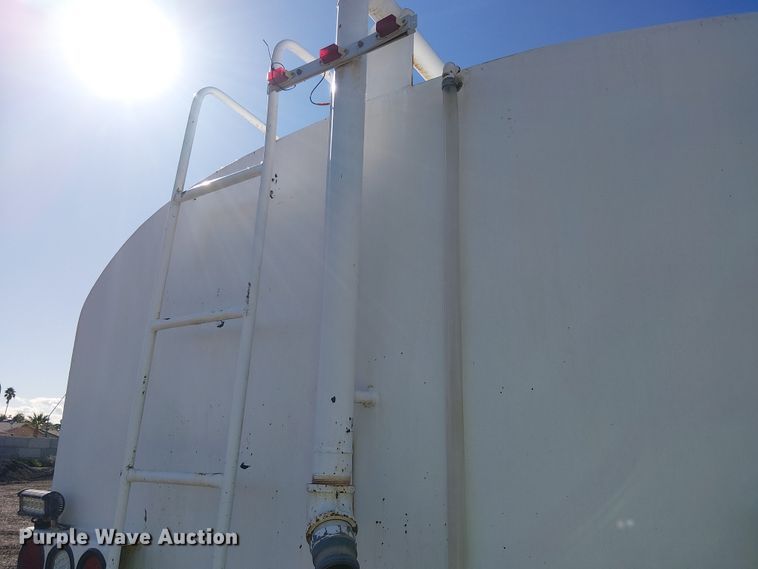 image for item EE5183 2005 Sterling L8500 water truck