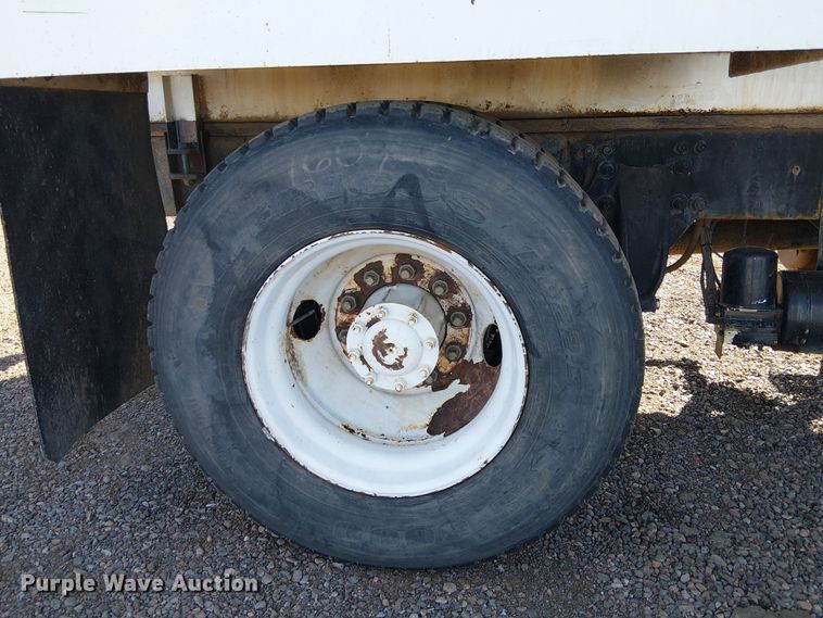 image for item EE5183 2005 Sterling L8500 water truck