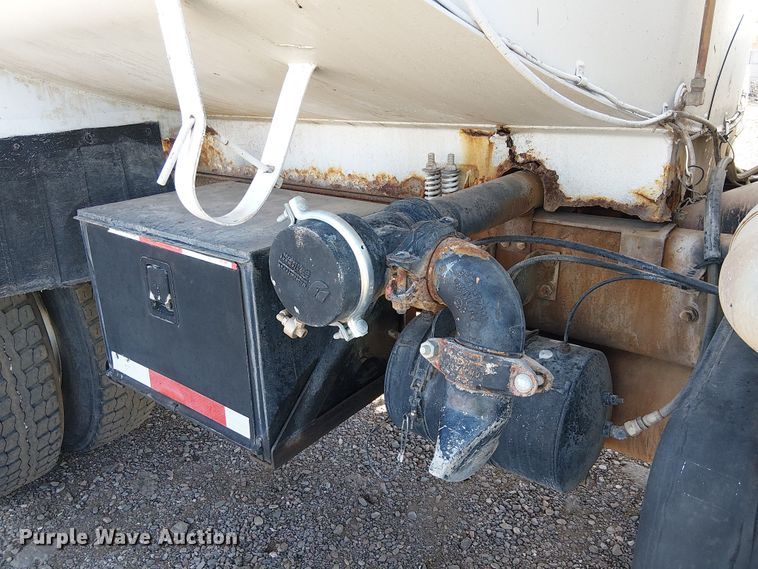 image for item EE5184 2000 Sterling L7500 water truck