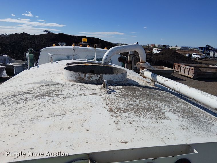 image for item EE5184 2000 Sterling L7500 water truck