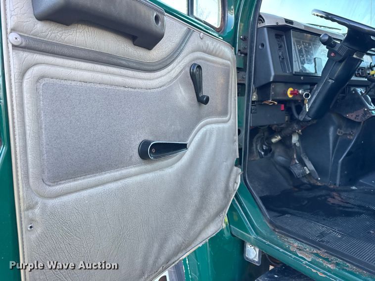 image for item EF2302 2002 International 4700 box truck