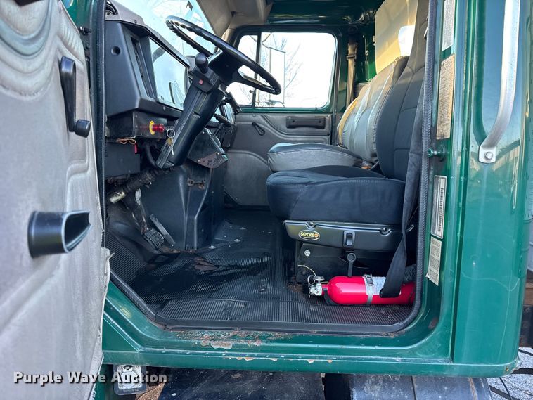 image for item EF2302 2002 International 4700 box truck