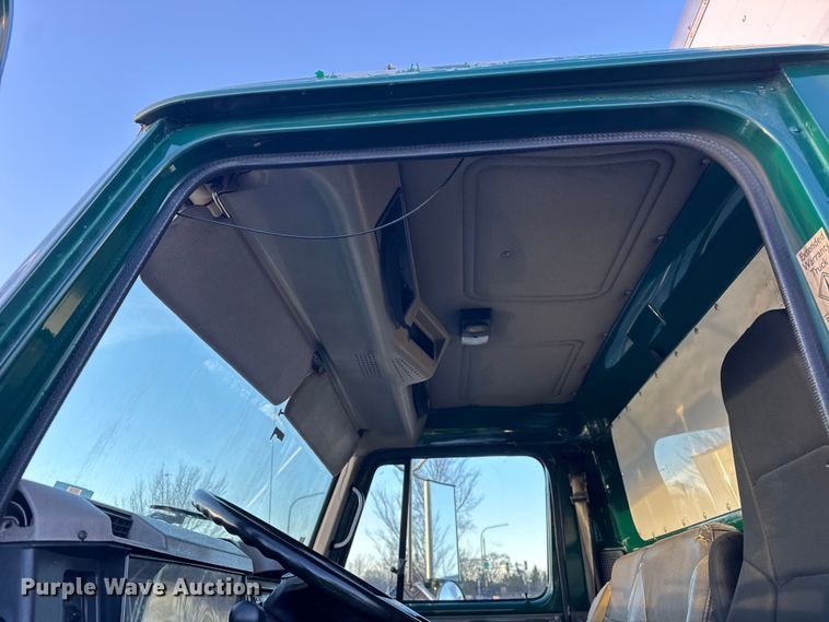 image for item EF2302 2002 International 4700 box truck