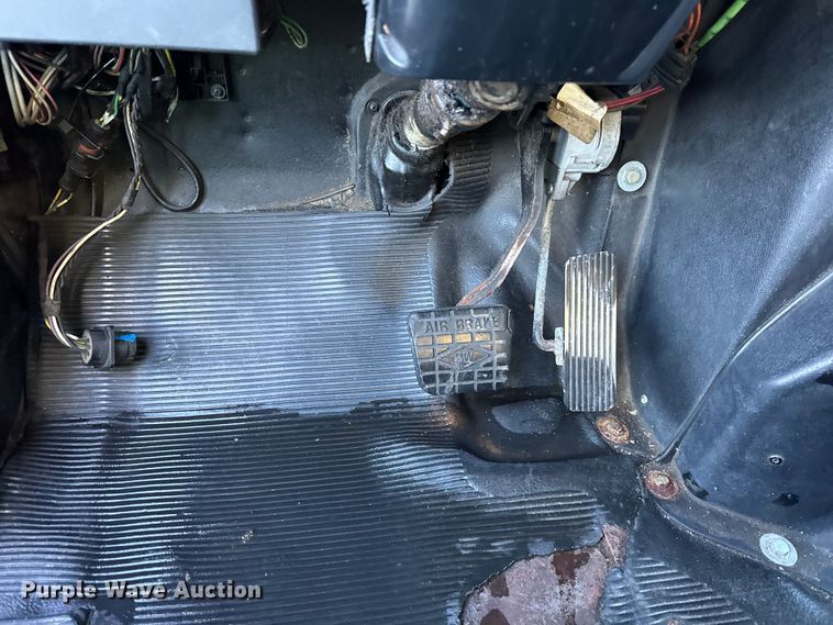 image for item EF2302 2002 International 4700 box truck