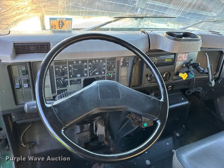 image for item EF2302 2002 International 4700 box truck