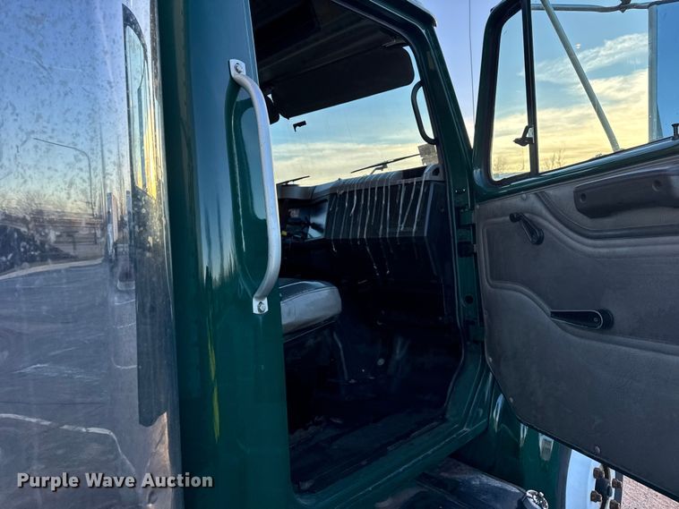 image for item EF2302 2002 International 4700 box truck