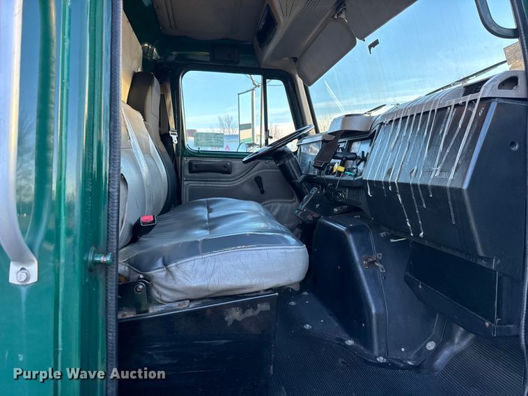 image for item EF2302 2002 International 4700 box truck