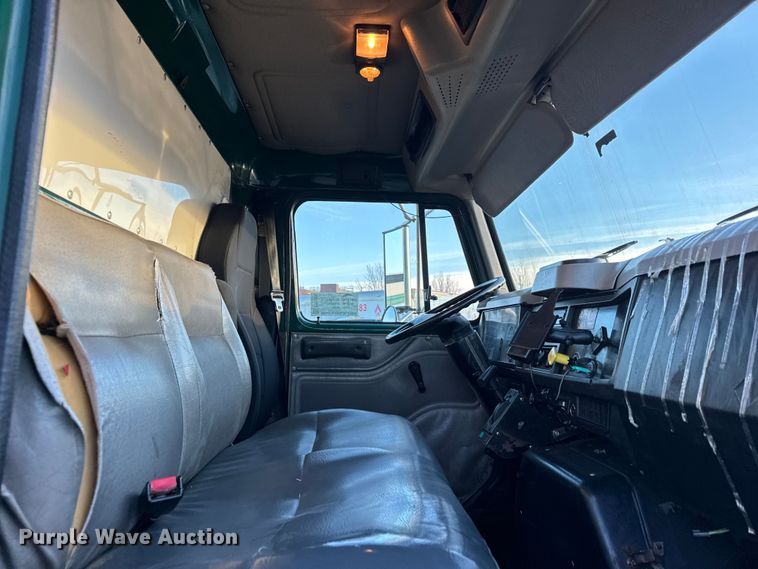 image for item EF2302 2002 International 4700 box truck