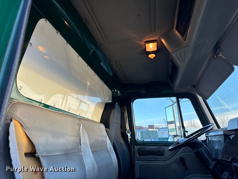 image for item EF2302 2002 International 4700 box truck