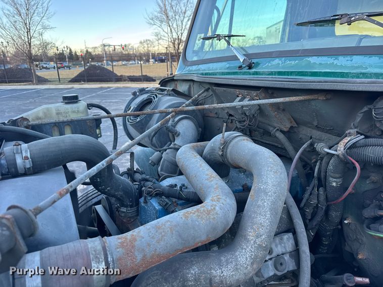 image for item EF2302 2002 International 4700 box truck