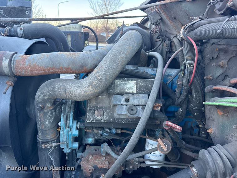 image for item EF2302 2002 International 4700 box truck