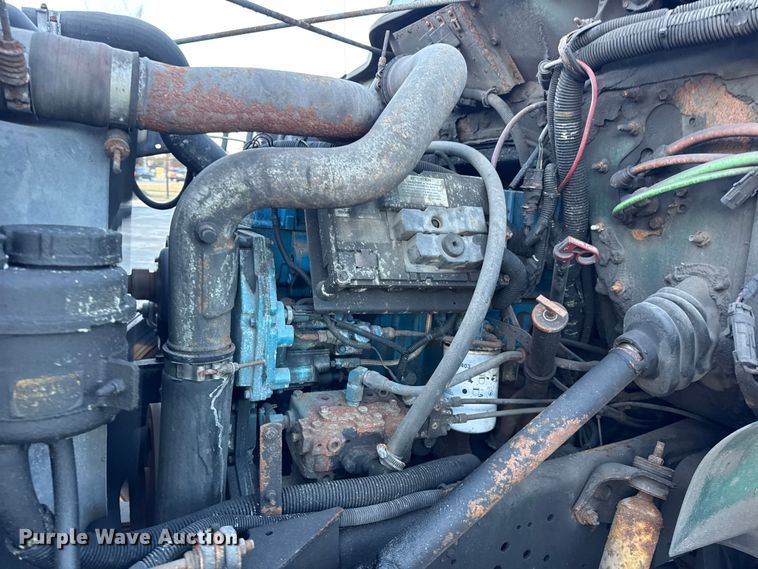 image for item EF2302 2002 International 4700 box truck