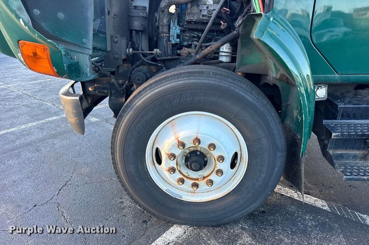 image for item EF2302 2002 International 4700 box truck