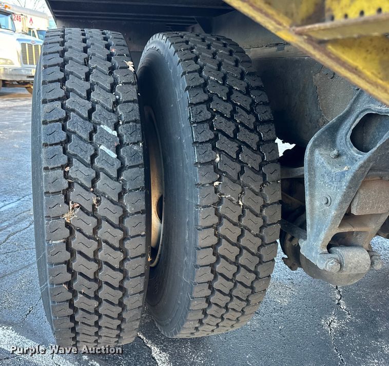 image for item EF2302 2002 International 4700 box truck