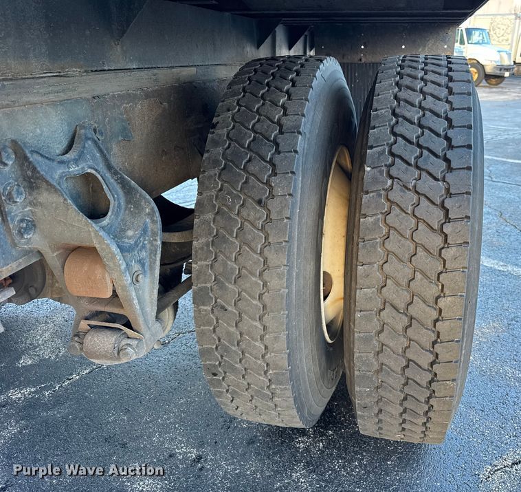 image for item EF2302 2002 International 4700 box truck