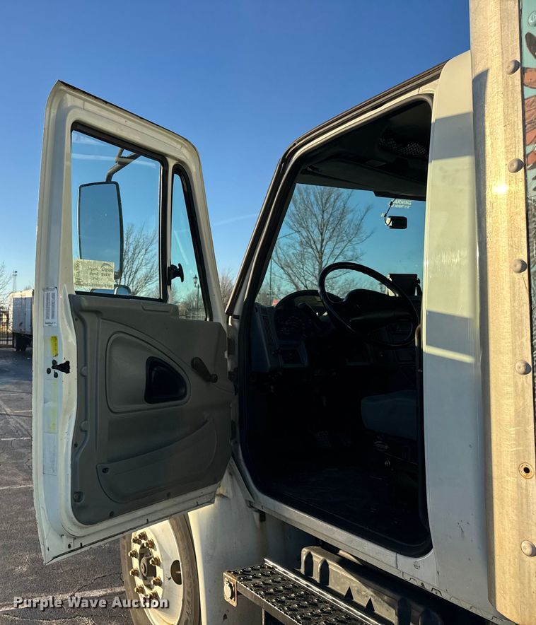 image for item EF2303 2007 International 4300 box truck
