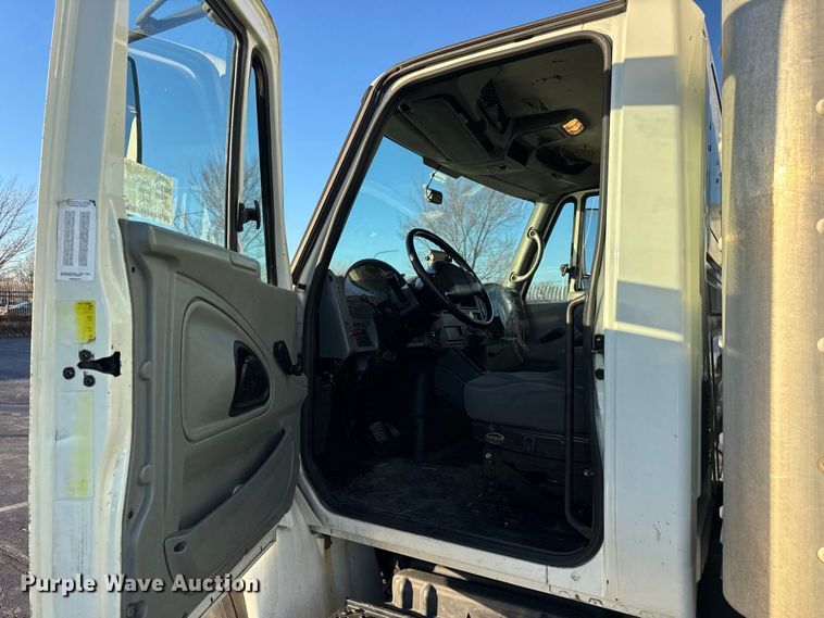 image for item EF2303 2007 International 4300 box truck