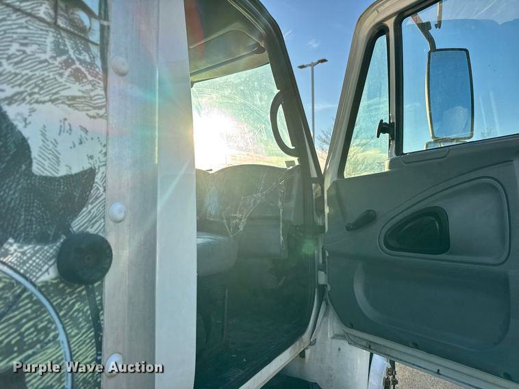 image for item EF2303 2007 International 4300 box truck