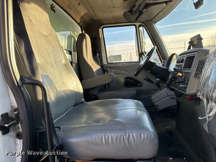 image for item EF2303 2007 International 4300 box truck