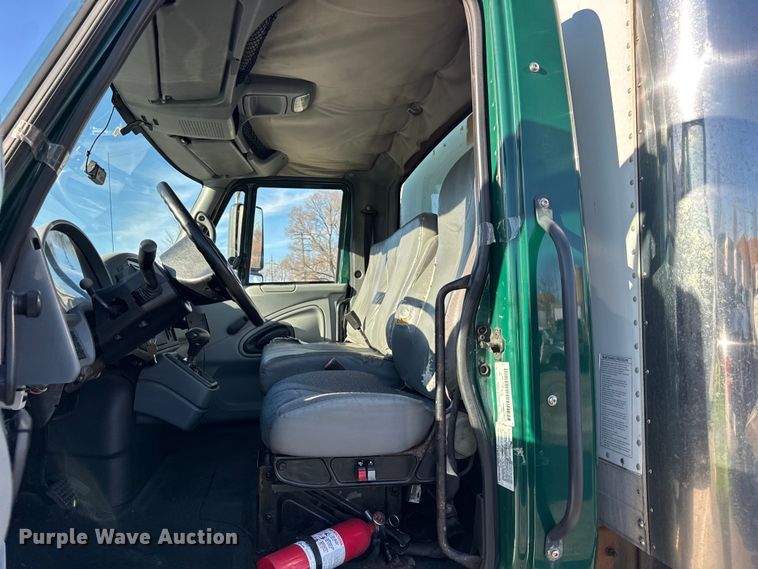 image for item EF2308 2006 International 4300 box truck