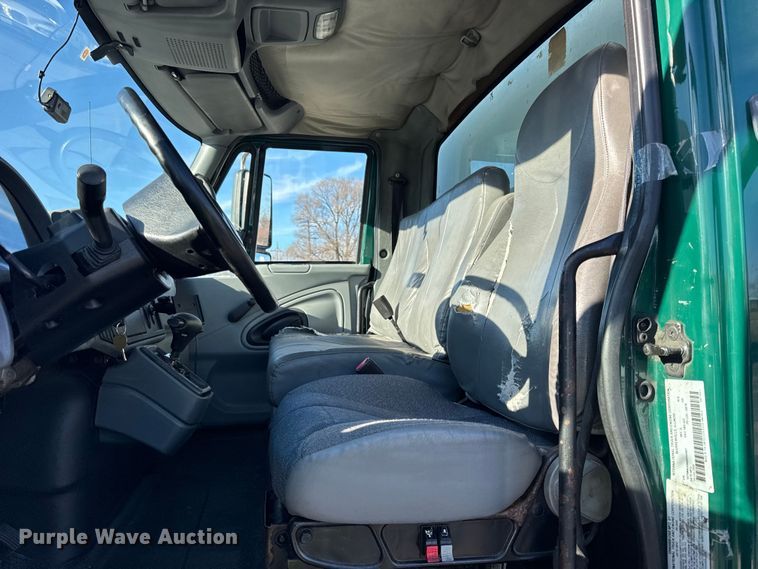 image for item EF2308 2006 International 4300 box truck