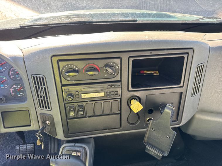 image for item EF2308 2006 International 4300 box truck