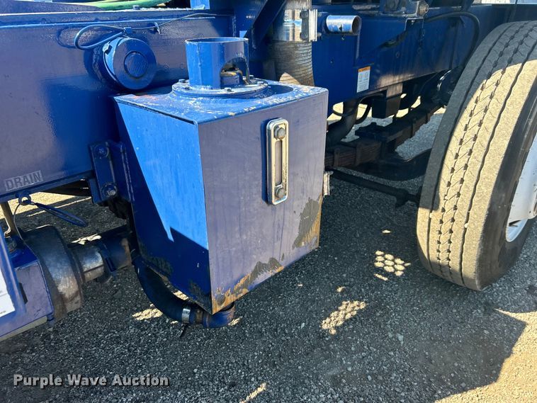 image for item EG1424 2004 Capacity TJ7000 yard truck