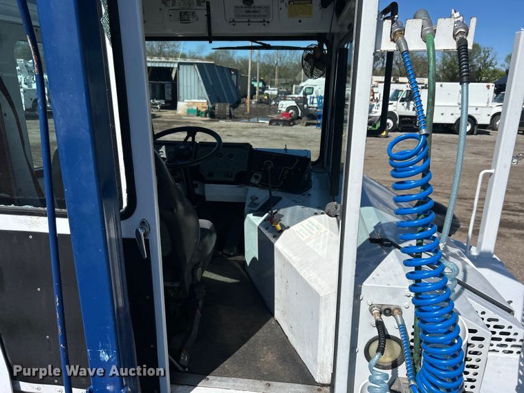 image for item EG1424 2004 Capacity TJ7000 yard truck