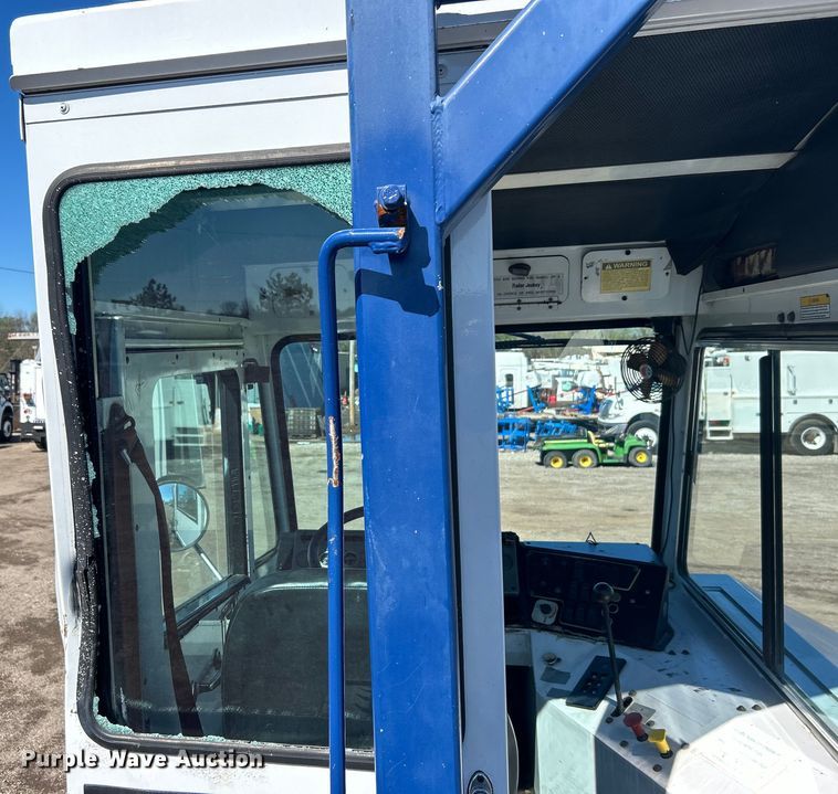 image for item EG1424 2004 Capacity TJ7000 yard truck