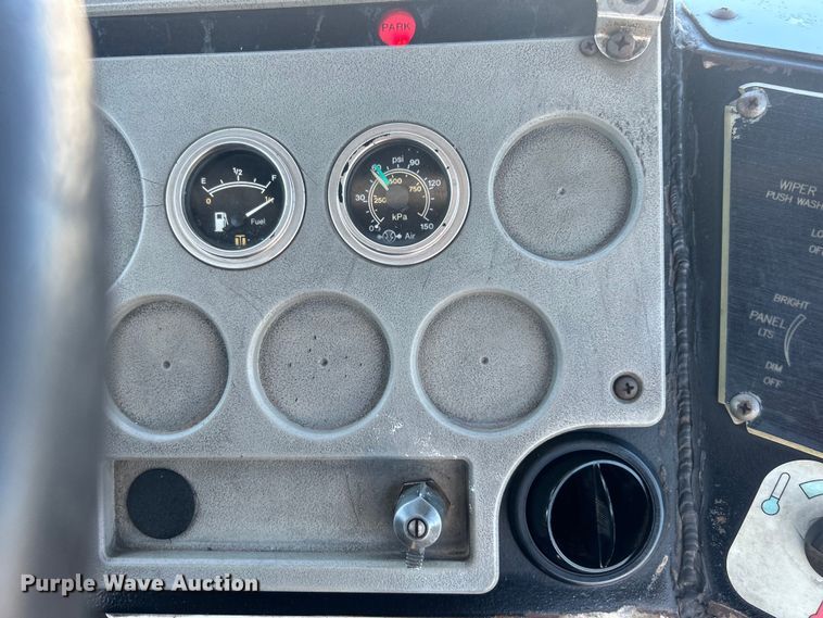 image for item EG1424 2004 Capacity TJ7000 yard truck