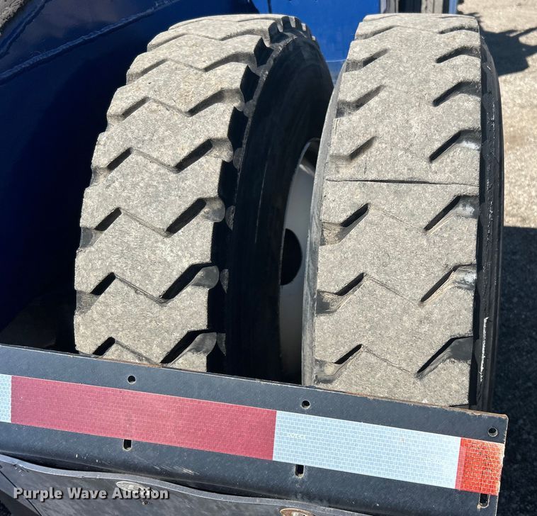 image for item EG1424 2004 Capacity TJ7000 yard truck