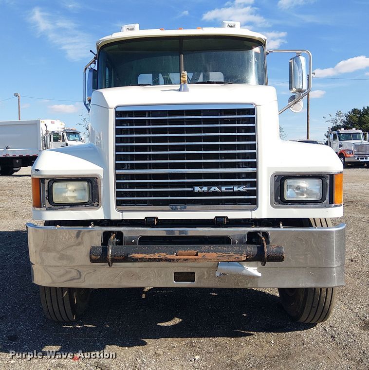 image for item EG1699 2018 Mack CHU613  semi truck