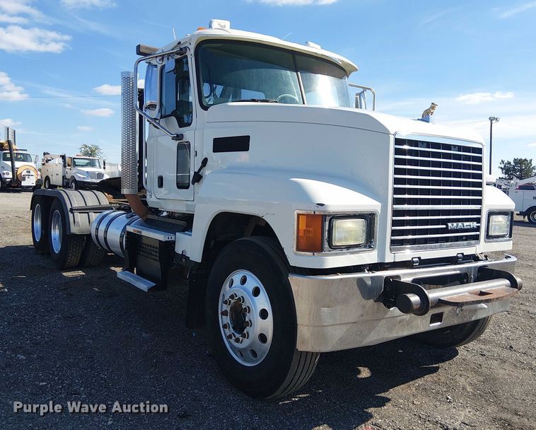 image for item EG1699 2018 Mack CHU613  semi truck