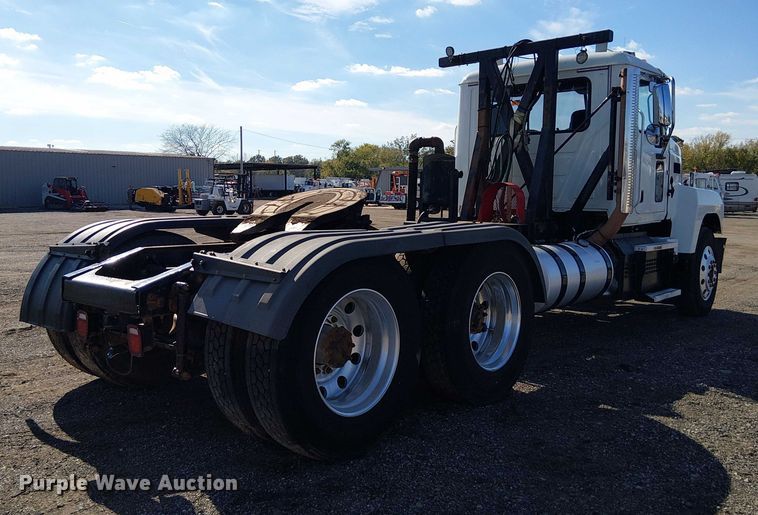 image for item EG1699 2018 Mack CHU613  semi truck