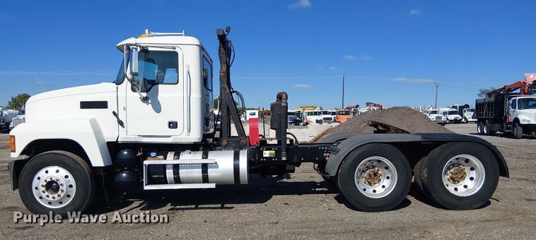 image for item EG1699 2018 Mack CHU613  semi truck