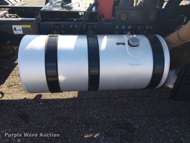 image for item EG1699 2018 Mack CHU613  semi truck