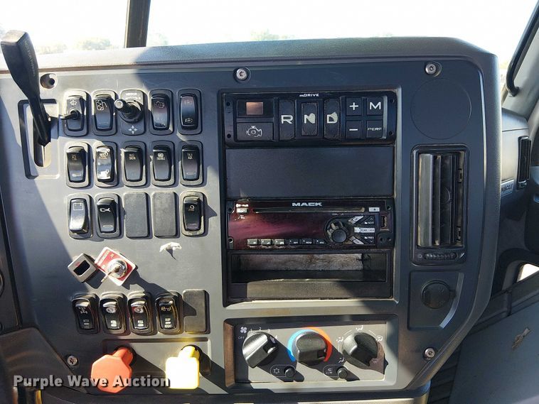 image for item EG1699 2018 Mack CHU613  semi truck