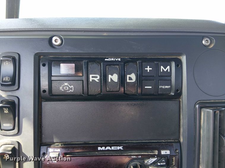 image for item EG1699 2018 Mack CHU613  semi truck