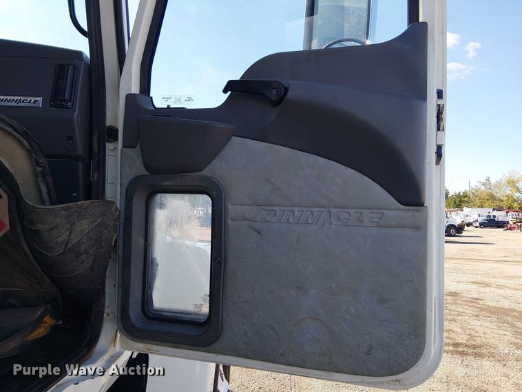 image for item EG1699 2018 Mack CHU613  semi truck