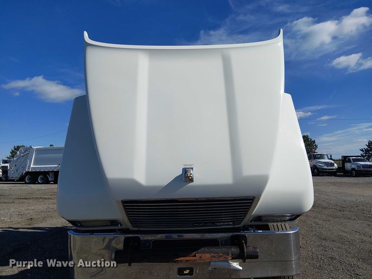 image for item EG1699 2018 Mack CHU613  semi truck