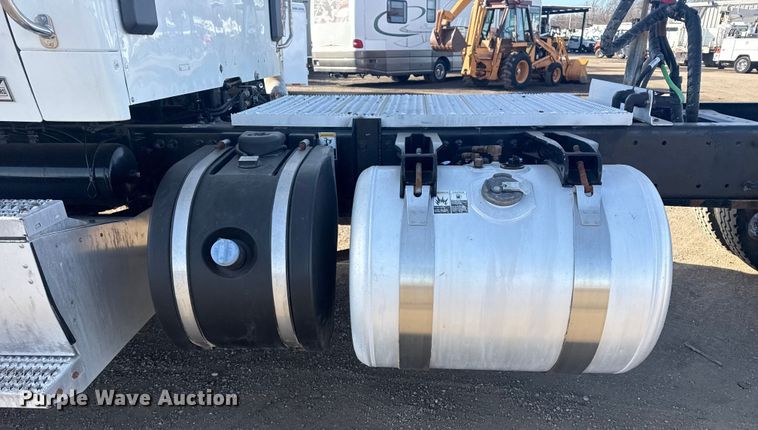 image for item EG2046 2018 Peterbilt 567 semi truck