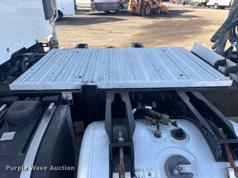 image for item EG2046 2018 Peterbilt 567 semi truck